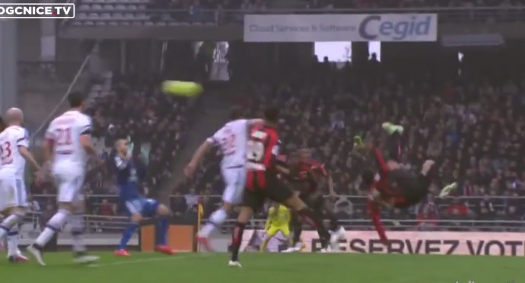 Carlos Eduardo na corrida para melhor do ano em França