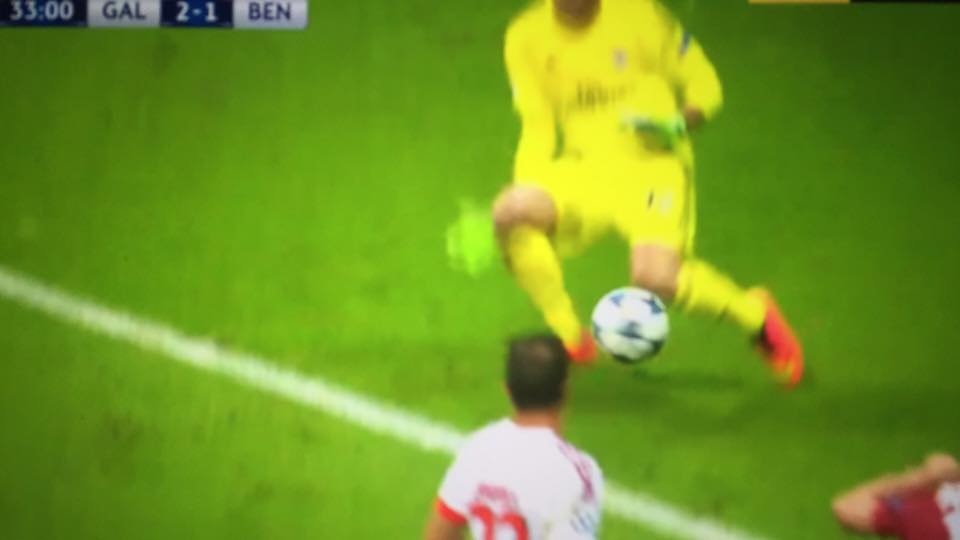 Benfica sofre o 2-1 com a bola a passar pelo meio das pernas :)