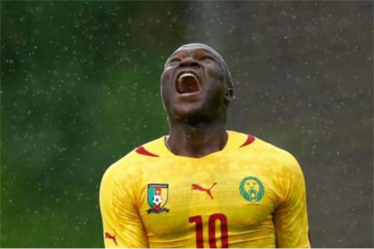 VÍDEO Aboubakar entra, marca, mas acabou o sonho dos Camarões