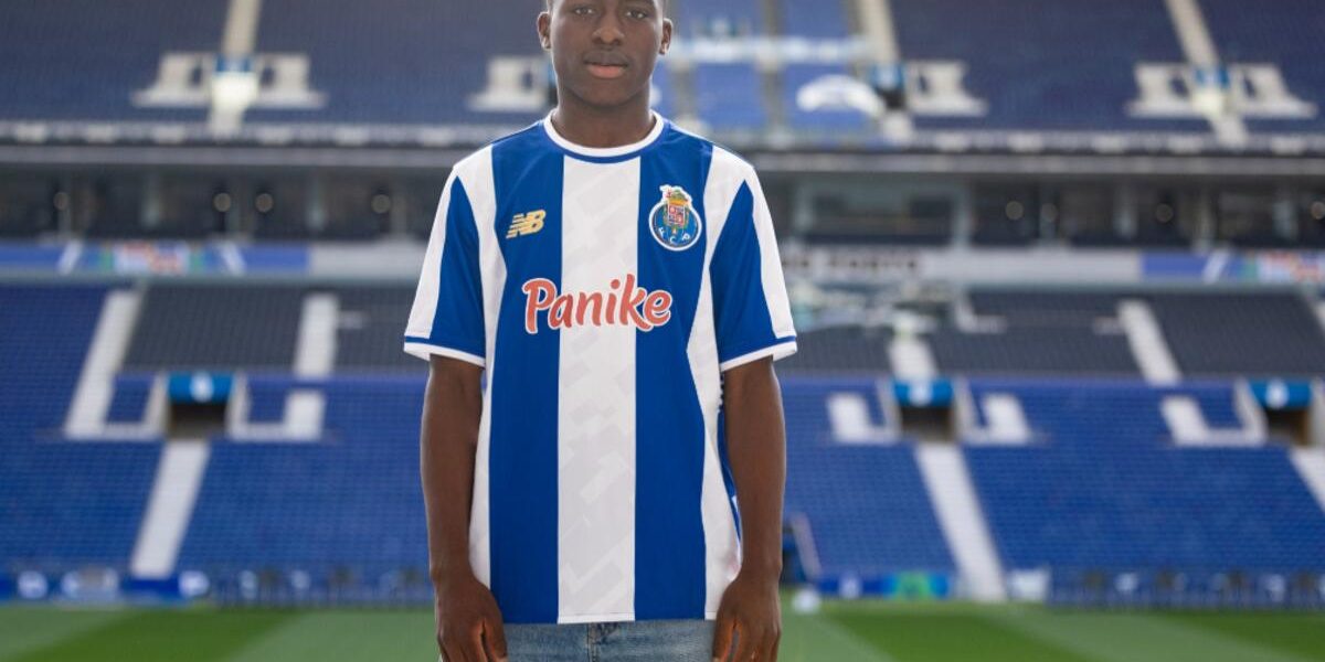 Extremo angolano Vanderson Bento assina contrato de formação com o FC Porto