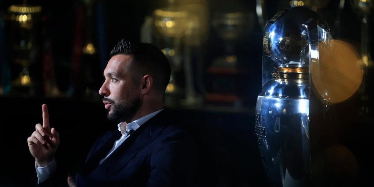 Farioli considera ter superado expectativas ao treinar dois gigantes europeus aos 37 anos