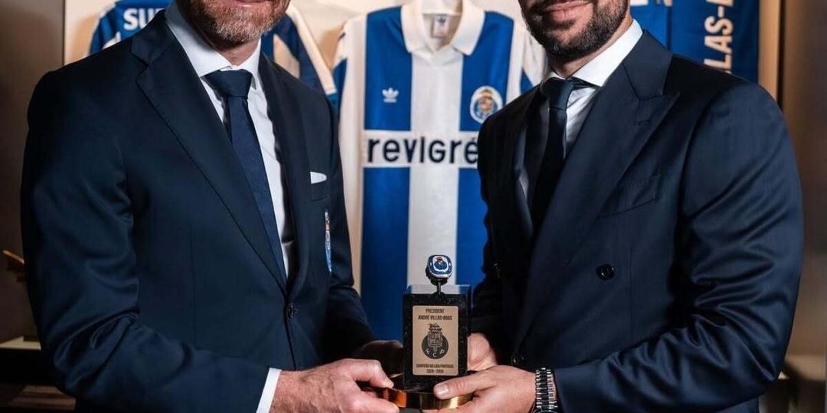 Francesco Farioli oferece anel a André Villas-Boas para o Museu do FC Porto