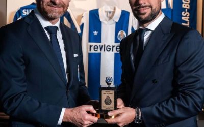 Francesco Farioli oferece anel a André Villas-Boas para o Museu do FC Porto