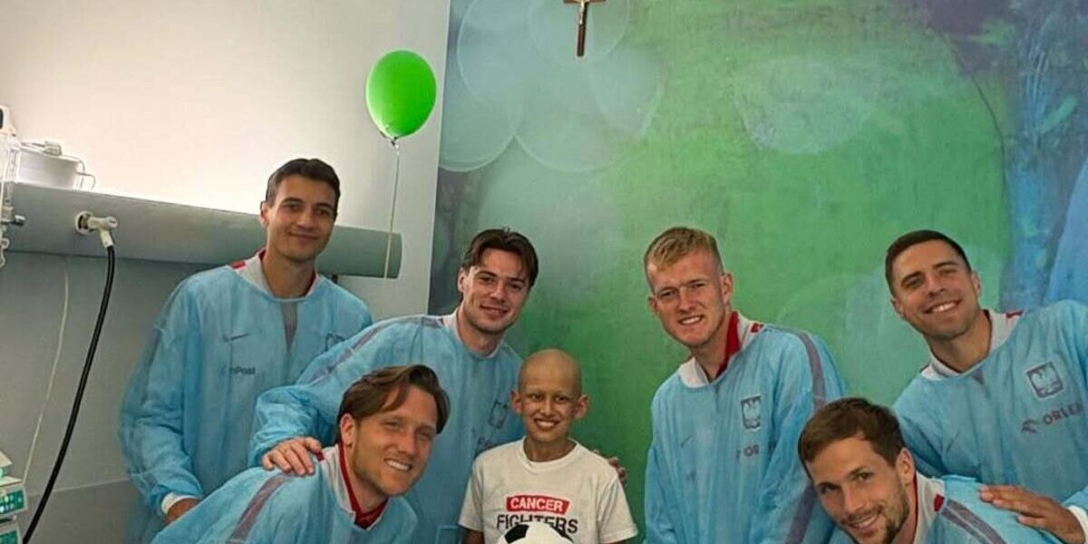 Jogadores da Seleção Polaca, Incluindo Bednarek e Kiwior, Visitam Hospital Pediátrico na Polónia
