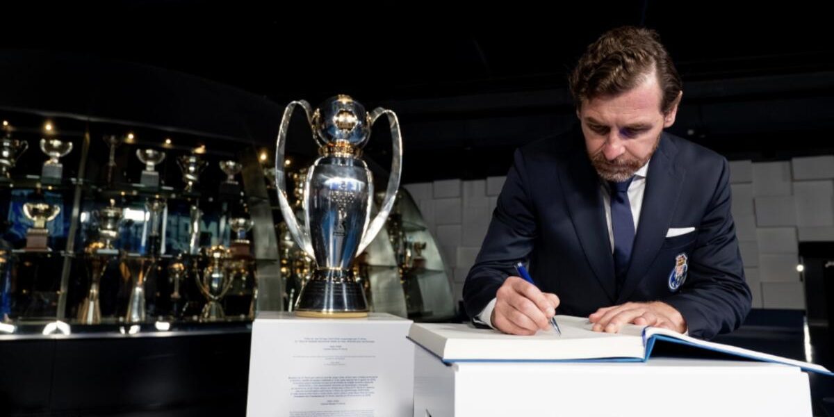 André Villas-Boas homenageia Pinto da Costa e Jorge Costa no Livro de Honra do Museu FC Porto