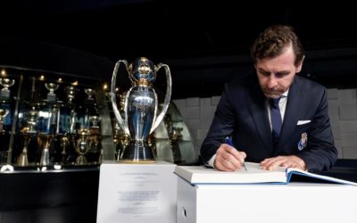André Villas-Boas homenageia Pinto da Costa e Jorge Costa no Livro de Honra do Museu FC Porto
