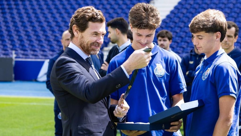 Sub-19 do FC Porto entrega troféu de campeão nacional e Villas-Boas apela à integração de mais jovens na equipa principal - Super Portistas - A Voz dos Adeptos do FC Porto