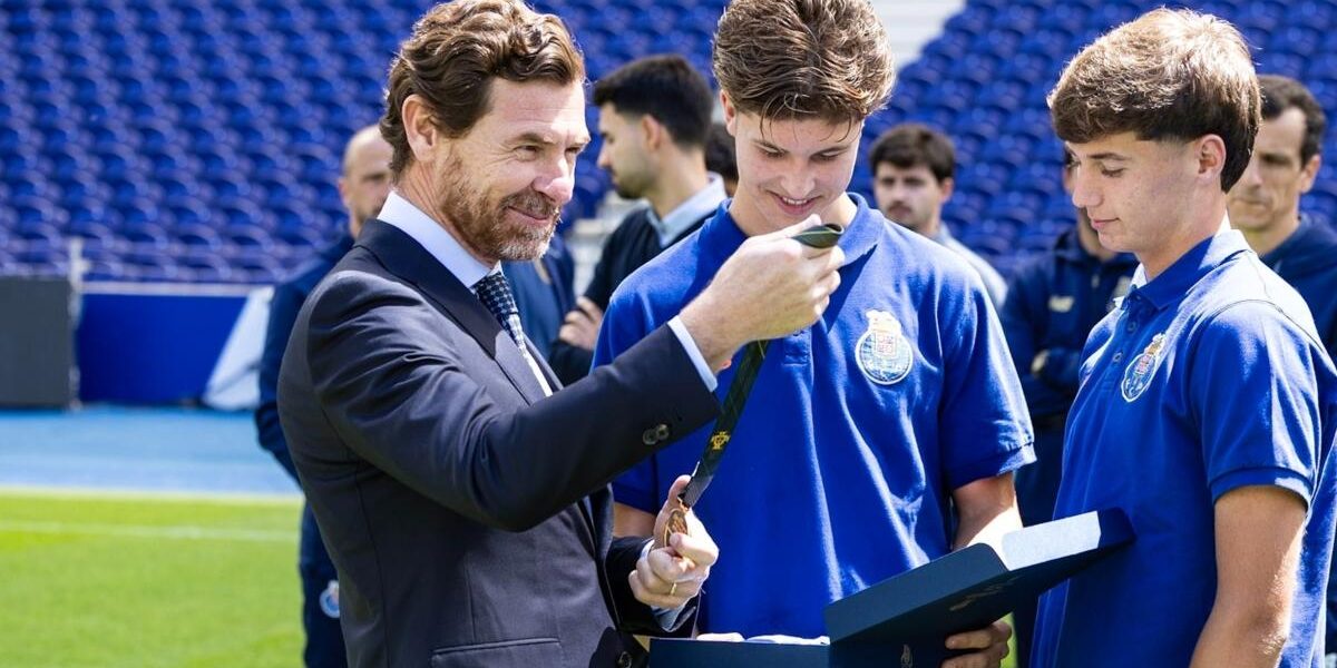 Sub-19 do FC Porto entrega troféu de campeão nacional e Villas-Boas apela à integração de mais jovens na equipa principal
