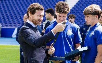 Sub-19 do FC Porto entrega troféu de campeão nacional e Villas-Boas apela à integração de mais jovens na equipa principal