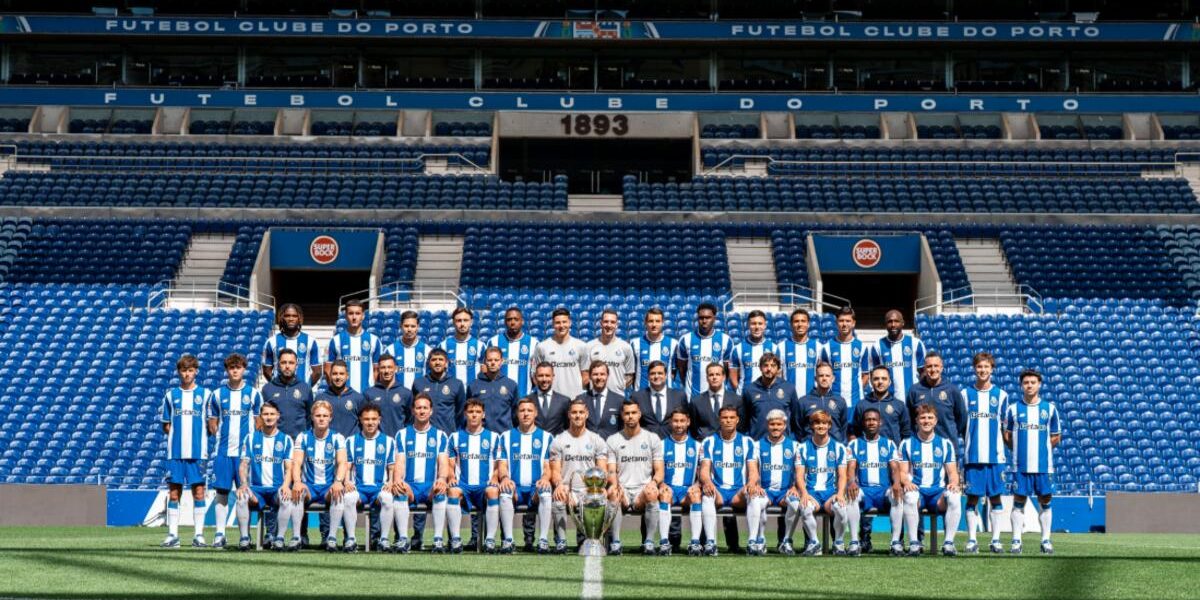FC Porto celebra título de campeão nacional com foto oficial no Estádio do Dragão