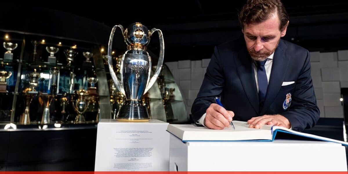 Villas-Boas homenageia figuras históricas do FC Porto no Livro de Honra do Museu