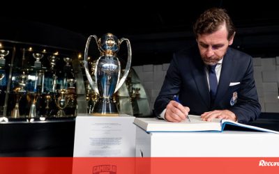 Villas-Boas homenageia figuras históricas do FC Porto no Livro de Honra do Museu