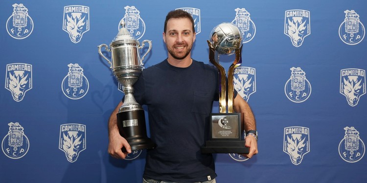 Miguel Coelho Eleito Treinador do Ano Após Dobradinha Histórica no Voleibol Feminino