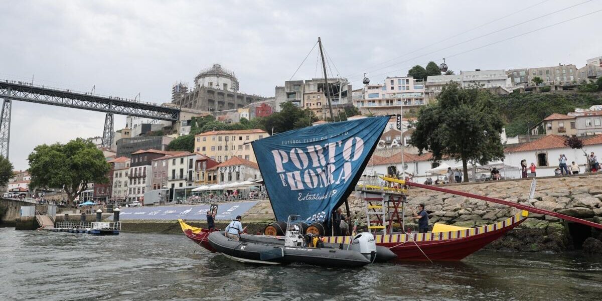 São João: FC Porto Faz História ao Juntar-se à Regata de Barcos Rabelos no Douro