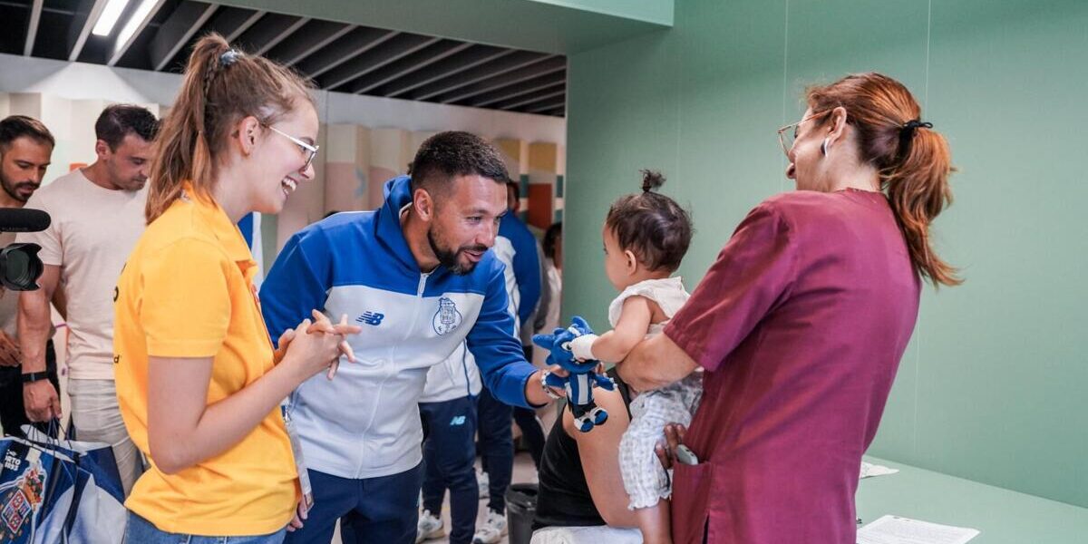 Francesco Farioli e Equipa Técnica do FC Porto Levam Alegria à Ala Pediátrica do Hospital de São João