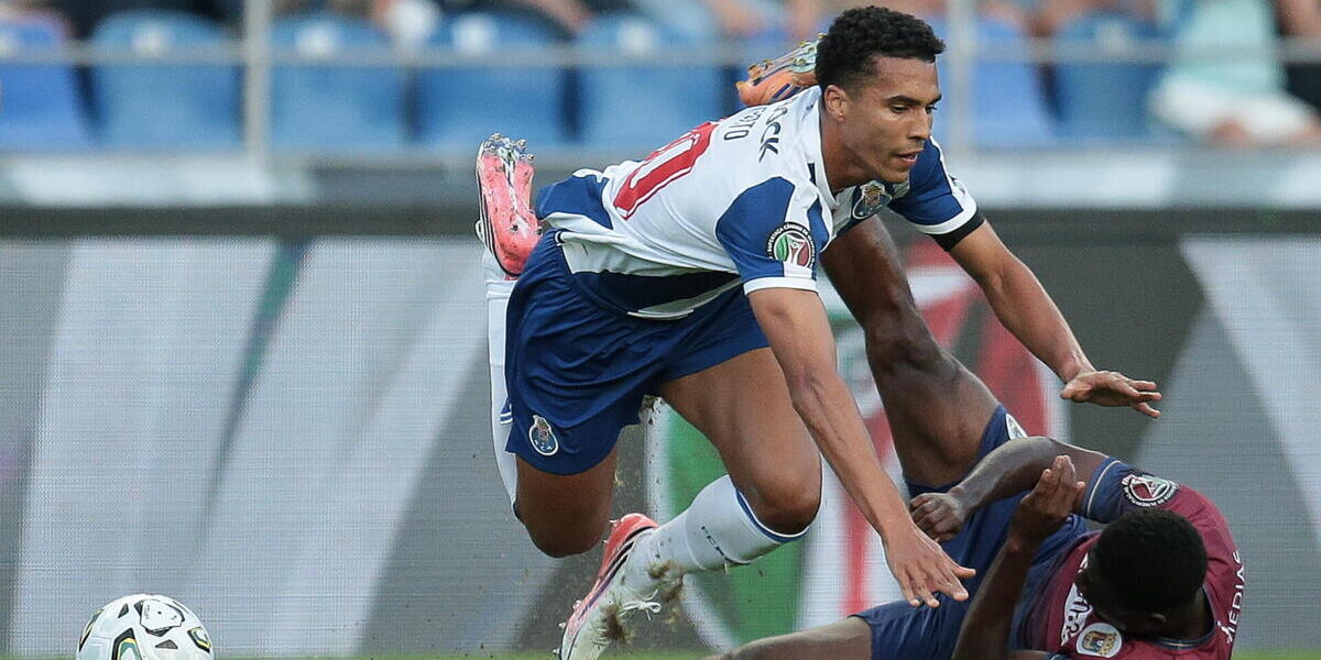 Alberto Costa é baixa no regresso aos treinos do FC Porto devido a contusão na coxa direita
