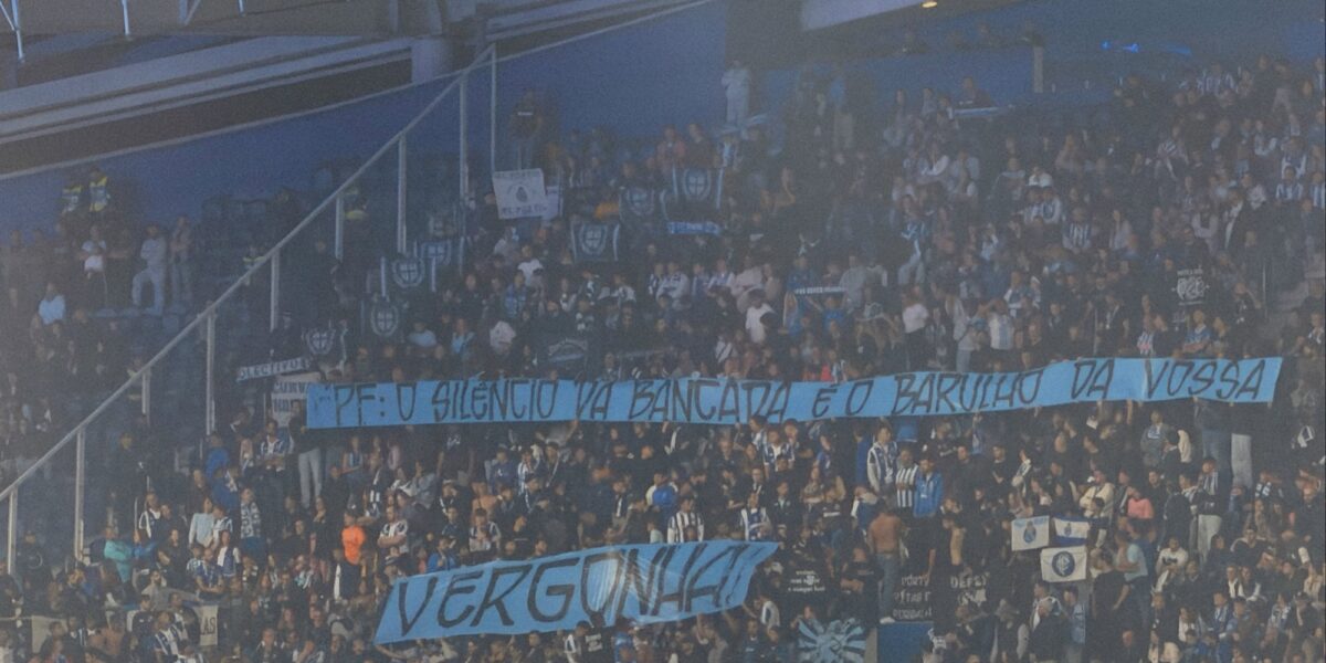 Claques do FC Porto respondem ao castigo da FPF com tarjas no Dragão
