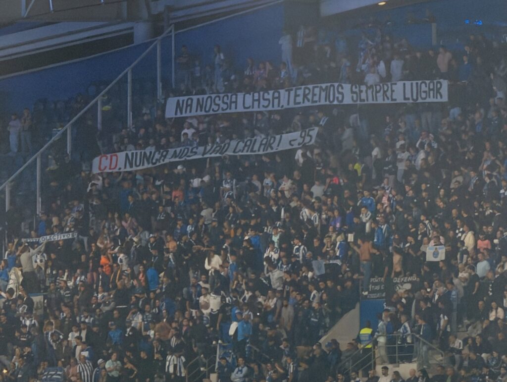 Claques do FC Porto respondem ao castigo da FPF com tarjas no Dragão 2 Tarjas «Na nossa casa, teremos sempre lugar» e «CD, nunca nos vão calar! C95» na Arquibancada do Estádio do Dragão