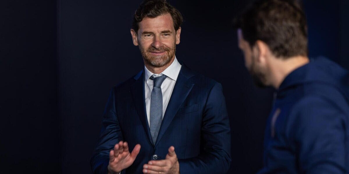 Villas-Boas destaca sucesso da formação na entrega do troféu de Sub-17 ao Museu do FC Porto
