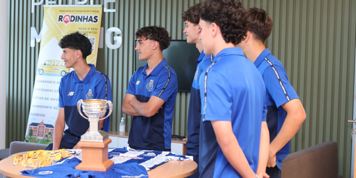 Campeões Nacionais Sub-17 do FC Porto celebram título com parceiros
