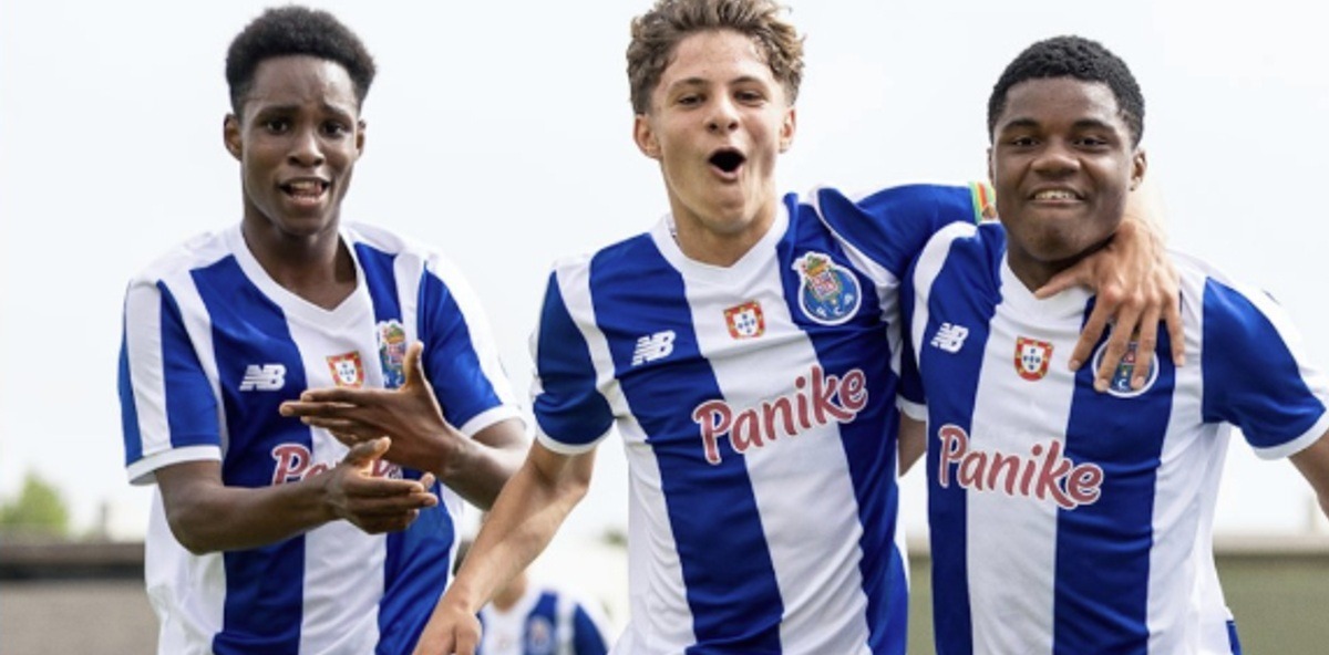 FC Porto segura João Moreira: lateral de 14 anos assina contrato de formação