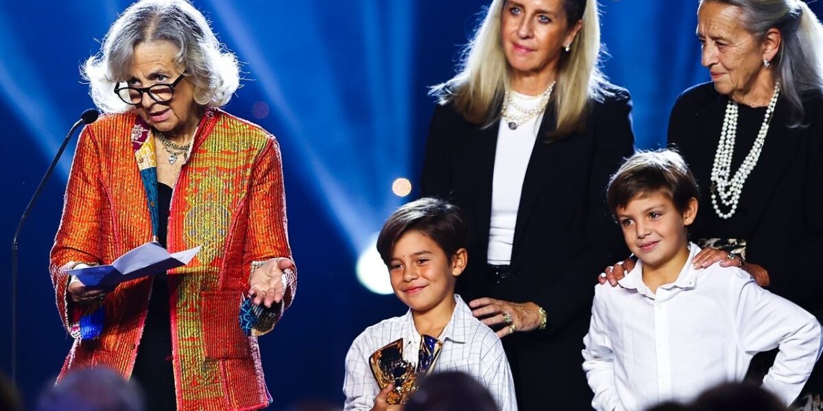 Dragão de Honra nas mãos certas: bisneta de Nicolau d’Almeida comove na Gala dos Dragões de Ouro