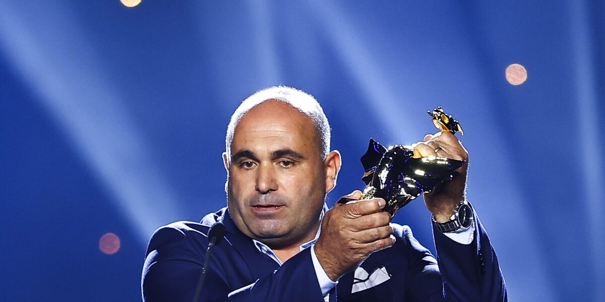 A força dos bastidores: Fernando Machado recebe o Dragão de Ouro de Funcionário