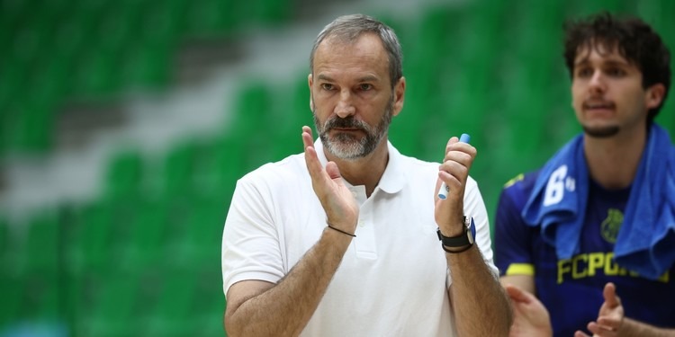 Fernando Sá após erguer a Supertaça de basquetebol: «Esta equipa tem talento e coesão»