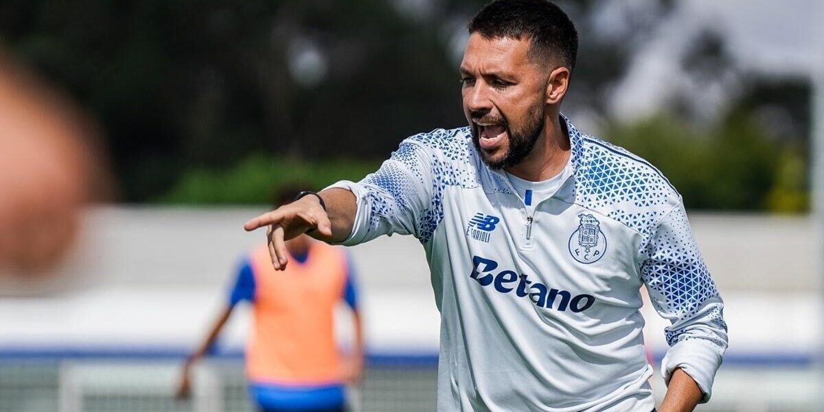 Francesco Farioli e Equipa Técnica do FC Porto Levam Alegria à Ala Pediátrica do Hospital de São João