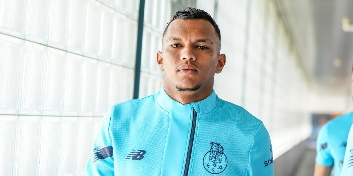Gabriel Veron e reforço Emanuel Benjamín no banco do FC Porto B em Tondela