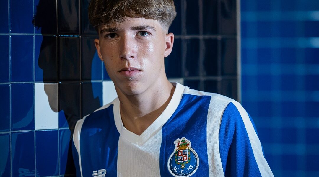 Gonçalo Fontes assina contrato profissional com o FC Porto após época de sucesso na formação