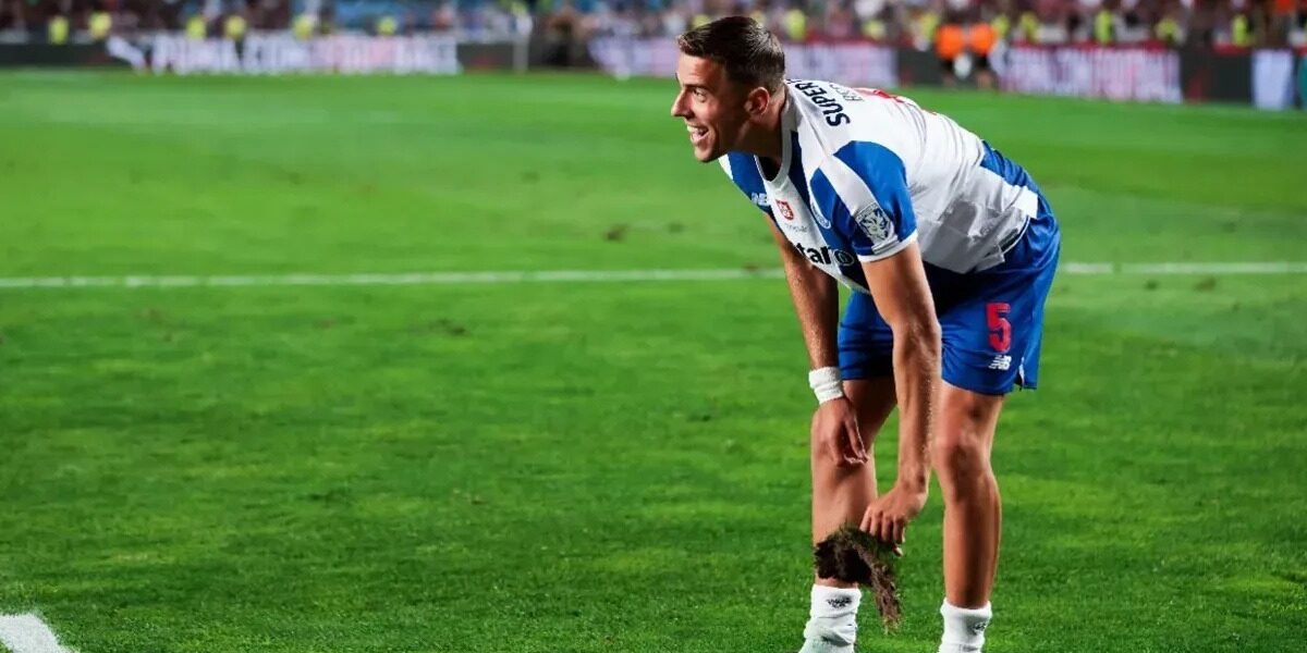 Sotaque portista em Varsóvia: Jan Bednarek marca e Polónia atropela Roménia com chapa seis
