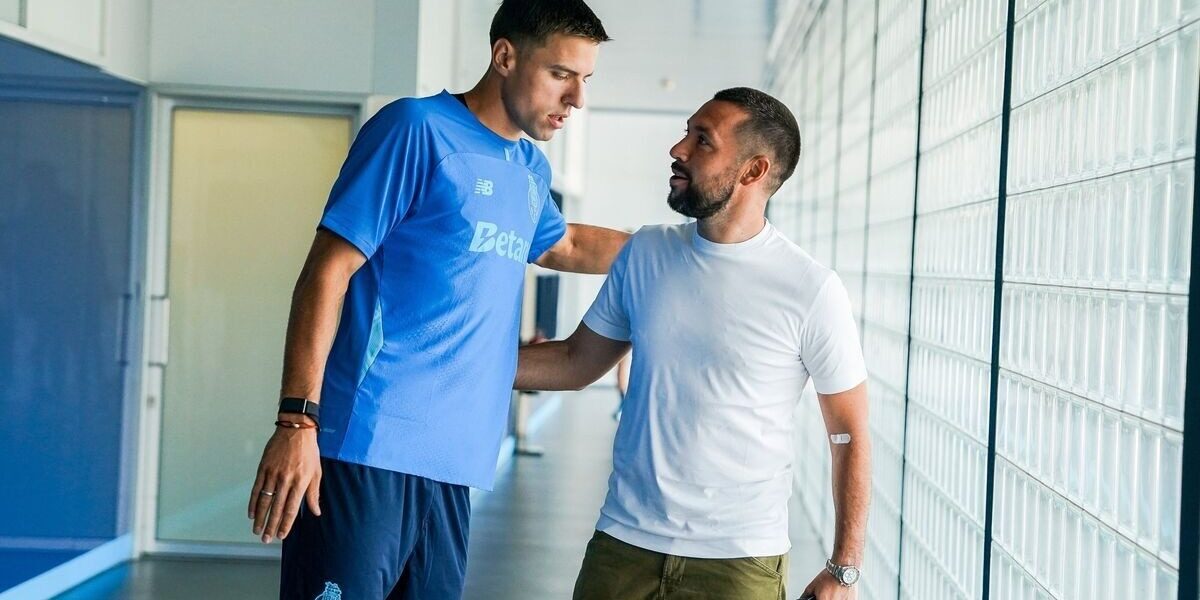 Bednarek assume papel reforçado no FC Porto para 2026/27, com entrada no lote de capitães