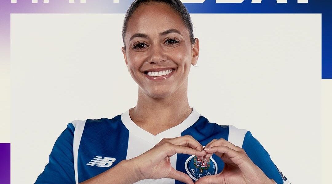 Parabéns, Lily! A artilheira do futebol feminino sopra as velas de dragão ao peito