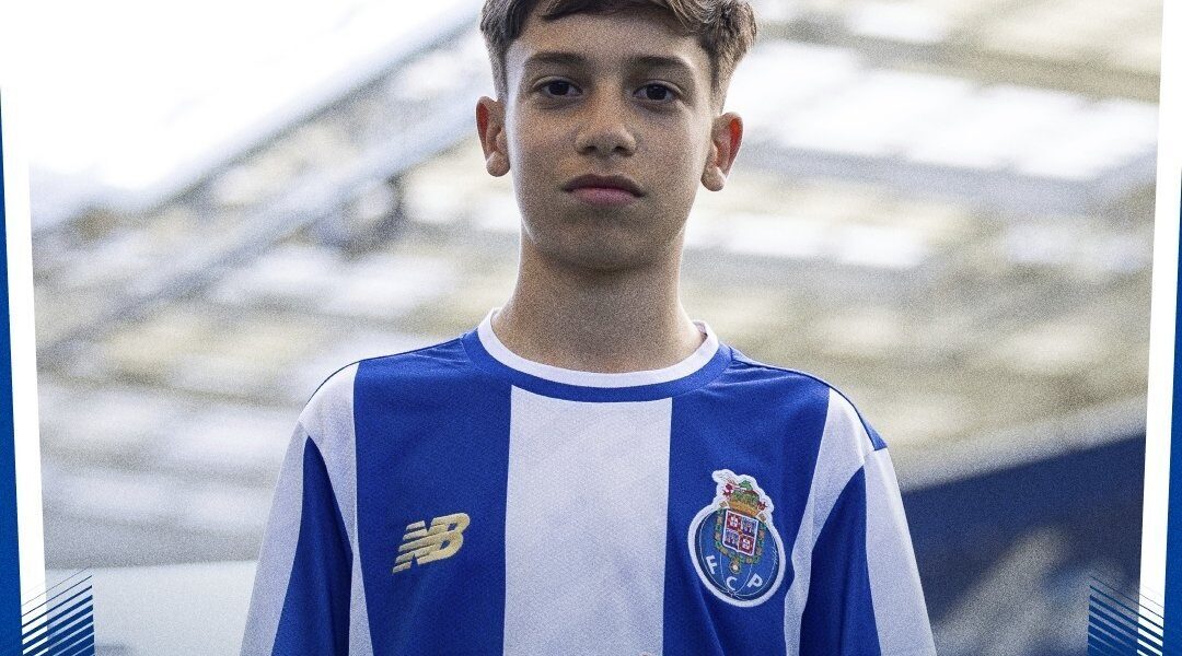Martim Moreira, médio de 14 anos, assina contrato de formação com o FC Porto