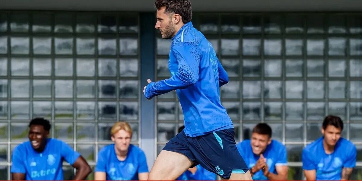 Real Betis entra na corrida por Santiago Giménez, avançado do AC Milan cobiçado pelo FC Porto