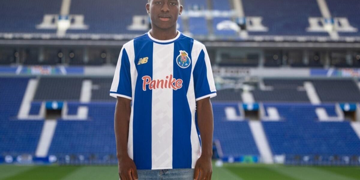 Extremo angolano Vanderson Bento assina contrato de formação com o FC Porto